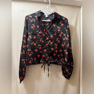 ⚫️ BOGO Revamped Black and Red Floral Blouse Cropped Long Sleeve Size XS